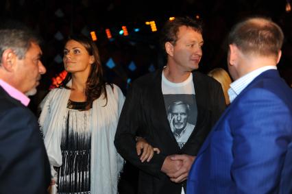 Кинотеатр `Октябрь`. Церемония закрытия 34-го ММКФ. На снимке:  актер Марат Башаров со спутницей Анной Сазоновой.