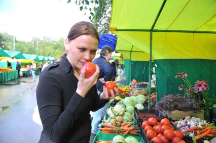 Ярмарка выходного дня. На снимке: женщина покупает продукты.