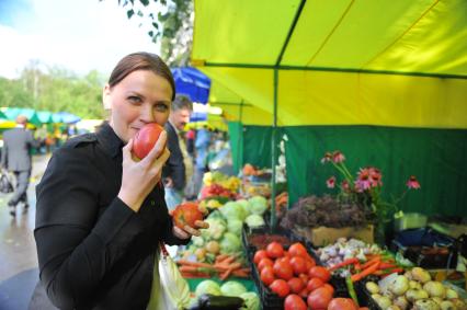 Ярмарка выходного дня. На снимке: женщина покупает продукты.