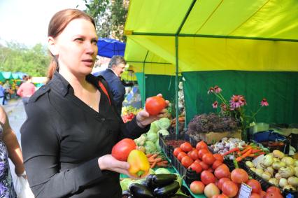 Ярмарка выходного дня. На снимке: женщина покупает продукты.