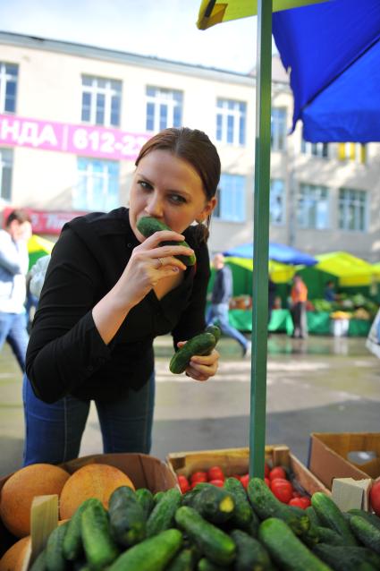 Ярмарка выходного дня. На снимке: женщина покупает продукты.