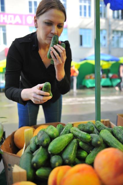 Ярмарка выходного дня. На снимке: женщина покупает продукты.