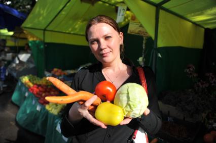 Ярмарка выходного дня. На снимке: женщина покупает продукты.