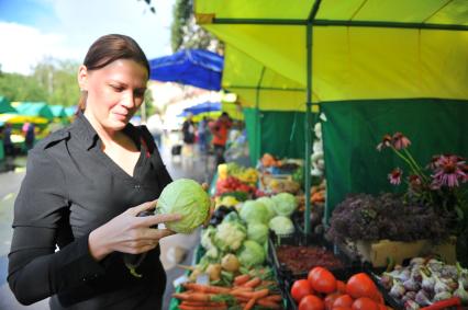 Ярмарка выходного дня. На снимке: женщина покупает продукты.