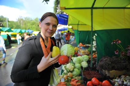 Ярмарка выходного дня. На снимке: женщина покупает продукты.