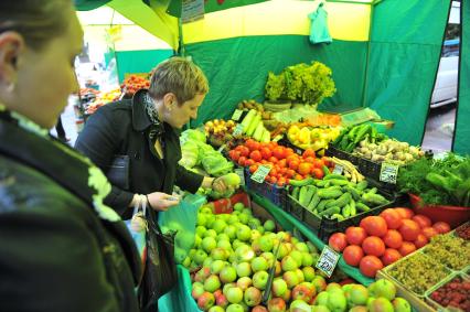 Ярмарка выходного дня. На снимке: женщина покупает продукты.