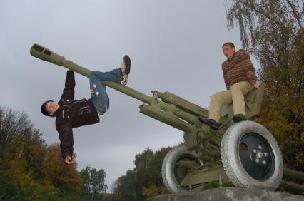 Дети играют используя военную технику в качестве  спортивных элементов.