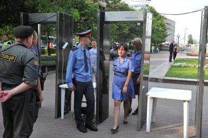 Митинг оппозиции `Комитет 6 мая` в защиту обвиняемых и подозреваемых по делу о массовых беспорядках на Болотной площади. На снимке: обеспечение мер безопасности во время мероприятия.