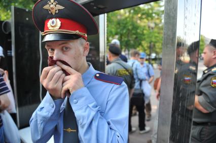 Митинг оппозиции `Комитет 6 мая` в защиту обвиняемых и подозреваемых по делу о массовых беспорядках на Болотной площади. На снимке: сотрудник правохранительных органов.