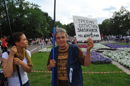 Митинг оппозиции `Комитет 6 мая` в защиту обвиняемых и подозреваемых по делу о массовых беспорядках на Болотной площади. На снимке: женщина с плакатом `Требую отпустить заложников по делу 6 мая`.