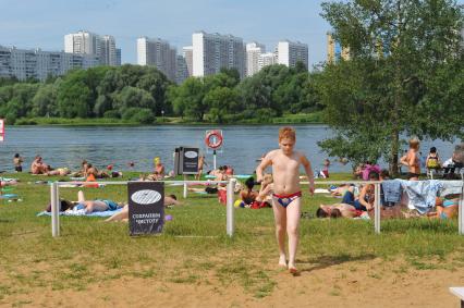 Пляж `Серебряный бор`. На симке: люди отдыхающие на пляже.