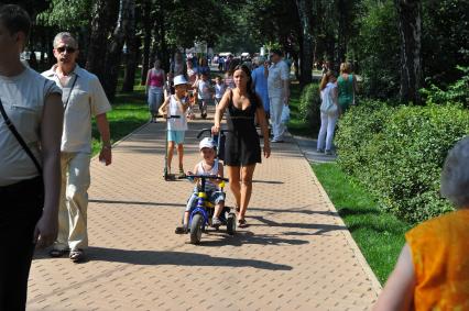 Парк `Сокольники`. На снимке: женщина с ребенком гуляет в парке