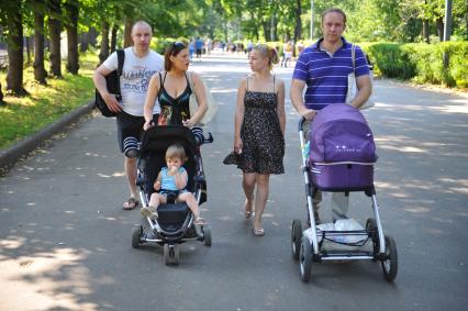 Парк `Сокольники`. На снимке: родители с детьми.