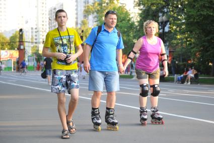 Парк `Сокольники`. На снимке: мужчина и женщина на роликовых коньках.