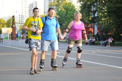 Парк `Сокольники`. На снимке: мужчина и женщина на роликовых коньках.