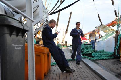 Курсанты морской академии на палубе барка `Седов`.