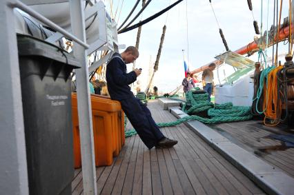 Курсанты морской академии на палубе барка `Седов`.