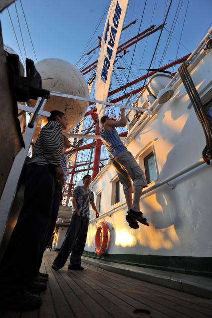 Курсанты морской академии на палубе барка `Седов`. На снимке: молодой человек подтягивается на перекладине