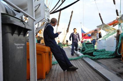 Курсанты морской академии на палубе барка `Седов`.