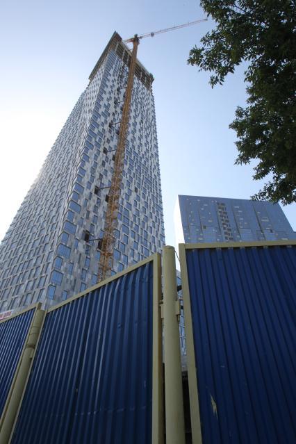 Строительство `Дома на Мосфильмовской` компании `Дон-Строй`. Летом 2010 года комиссия по борьбе с самостроем при мэре Москвы приняла решение о сносе верхней части небоскрёба. Выяснилось, что строители превысили согласованную высоту здания, построив 8-9 лишних этажей (40 м)