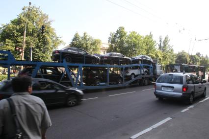 Мосфильмовская улица. На снимке: тягач перевозит автомобили.