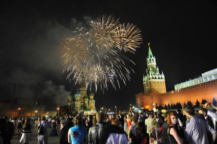 Красная площадь.  На снимке: выпускники школ 2012 года  смотрят праздничный салют.