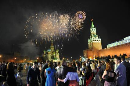 Красная площадь.  На снимке: выпускники школ 2012 года  смотрят праздничный салют.