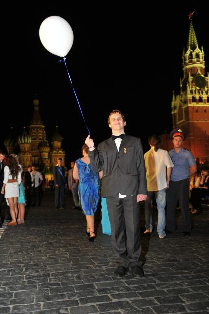 ГКД.  Бал `Выпускник-2012` . На снимке: выпускник школы 2012 года во время главного выпускного бала страны.