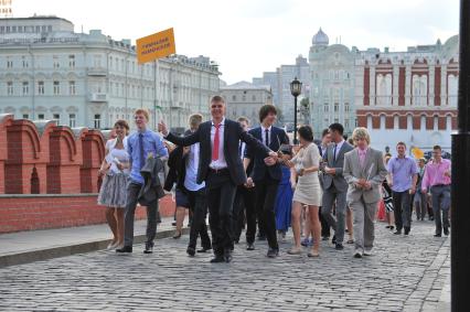 ГКД.  Бал `Выпускник-2012` . На снимке: выпускники школ 2012 года во время главного выпускного бала страны.