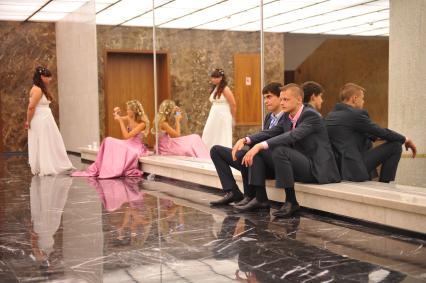 ГКД. Бал `Выпускник-2012` . На снимке: выпускники школ 2012 года во время главного выпускного бала страны.