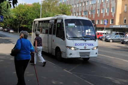 Маршрутное такси на городской улице.