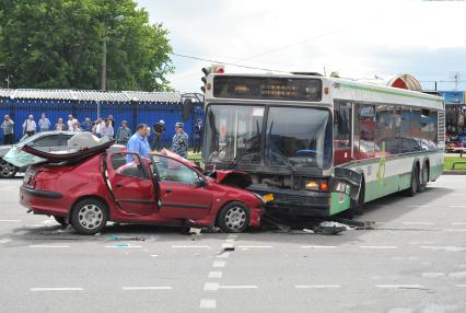 Волоколамское шоссе. ДТП с участием пассажирскго автобуса N 266 и легкового автомобиля `Renault`.