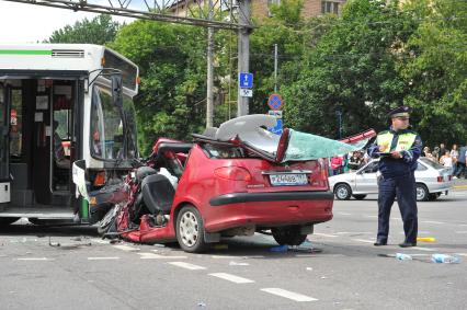 Волоколамское шоссе. ДТП с участием пассажирскго автобуса N 266 и легкового автомобиля `Renault`. На снимке: сотрудник ДПС на месте аварии.