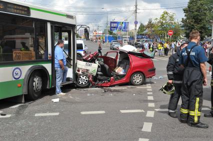 Волоколамское шоссе. ДТП с участием пассажирскго автобуса N 266 и легкового автомобиля `Renault`.