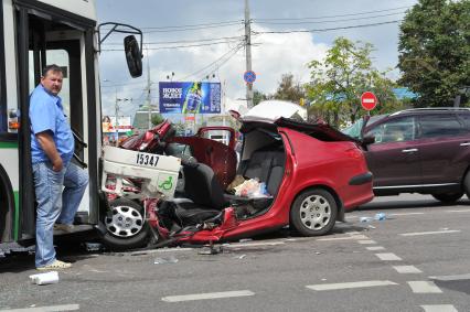 Волоколамское шоссе. ДТП с участием пассажирскго автобуса N 266 и легкового автомобиля `Renault`.