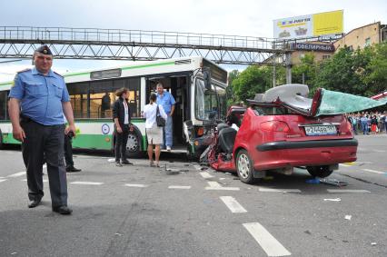 Волоколамское шоссе. ДТП с участием пассажирскго автобуса N 266 и легкового автомобиля `Renault`.