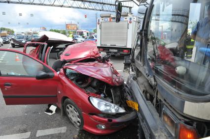 Волоколамское шоссе. ДТП с участием пассажирскго автобуса N 266 и легкового автомобиля `Renault`.