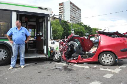 Волоколамское шоссе. ДТП с участием пассажирскго автобуса N 266 и легкового автомобиля `Renault`.