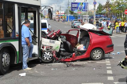 Волоколамское шоссе. ДТП с участием пассажирскго автобуса N 266 и легкового автомобиля `Renault`.