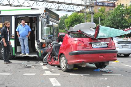 Волоколамское шоссе. ДТП с участием пассажирскго автобуса N 266 и легкового автомобиля `Renault`.