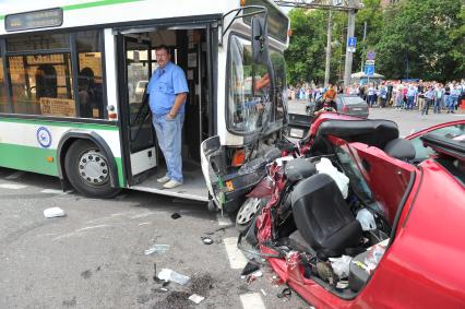 Волоколамское шоссе. ДТП с участием пассажирскго автобуса N 266 и легкового автомобиля `Renault`.