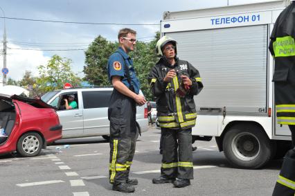 Волоколамское шоссе. ДТП с участием пассажирскго автобуса N 266 и легкового автомобиля `Renault`. На снимке: сотрудники МЧС на месте аварии.