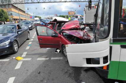 Волоколамское шоссе. ДТП с участием пассажирскго автобуса N 266 и легкового автомобиля `Renault`.