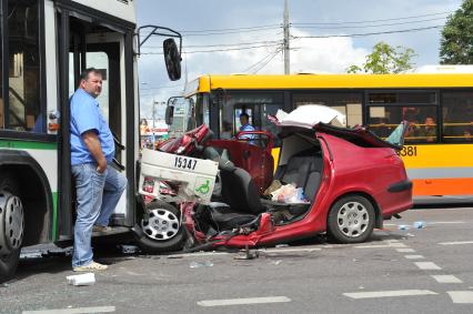 Волоколамское шоссе. ДТП с участием пассажирскго автобуса N 266 и легкового автомобиля `Renault`.