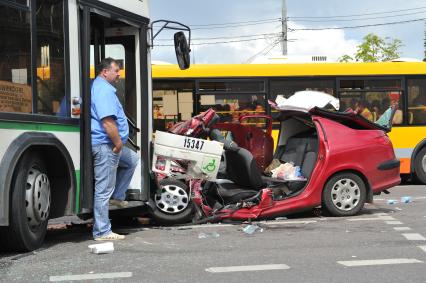 Волоколамское шоссе. ДТП с участием пассажирскго автобуса N 266 и легкового автомобиля `Renault`.