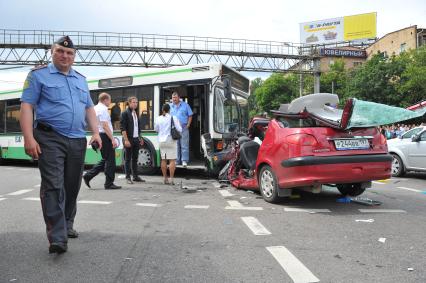 Волоколамское шоссе. ДТП с участием пассажирскго автобуса N 266 и легкового автомобиля `Renault`. На снимке: сотрудник правохранительных органов на месте аварии.