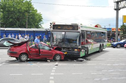 Волоколамское шоссе. ДТП с участием пассажирскго автобуса N 266 и легкового автомобиля `Renault`.