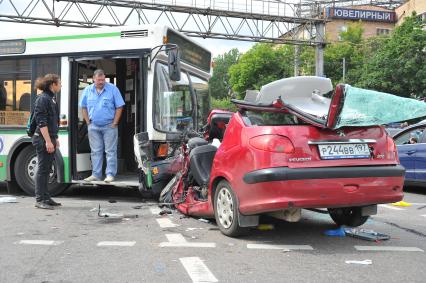 Волоколамское шоссе. ДТП с участием пассажирскго автобуса N 266 и легкового автомобиля `Renault`.