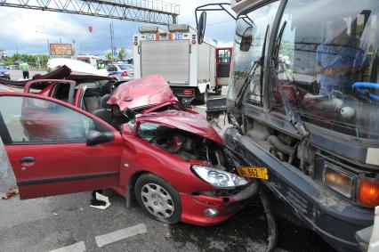 Волоколамское шоссе. ДТП с участием пассажирскго автобуса N 266 и легкового автомобиля `Renault`.