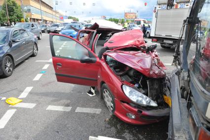 Волоколамское шоссе. ДТП с участием пассажирскго автобуса N 266 и легкового автомобиля `Renault`.